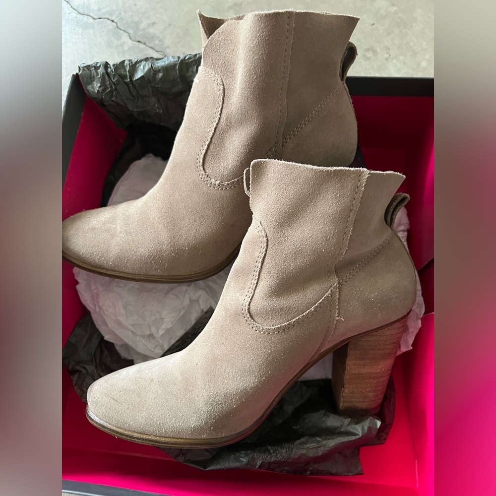 Vince camuto feina khaki size 7.5